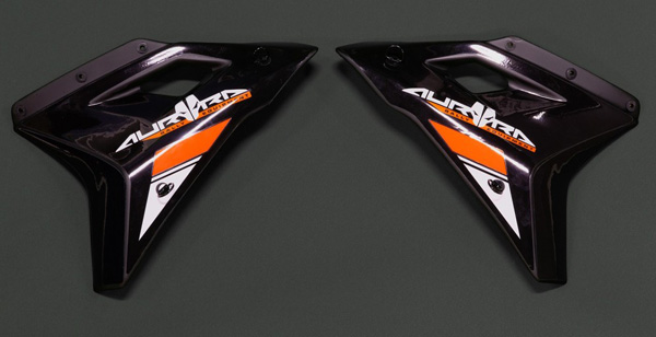 Side panels in black